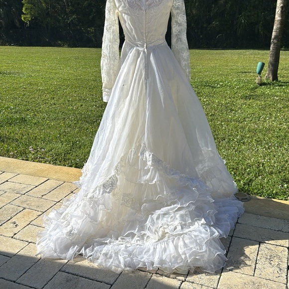 Vintage 1970s wedding gown. Size small. - Picture 7 of 8